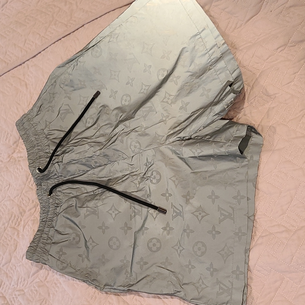 Swim trunks with liner